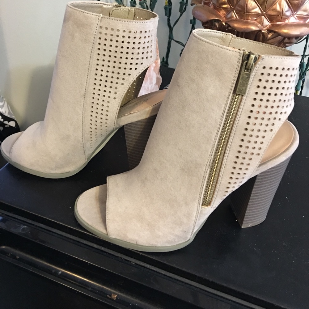 NEVER WORN Suede toe heel booties